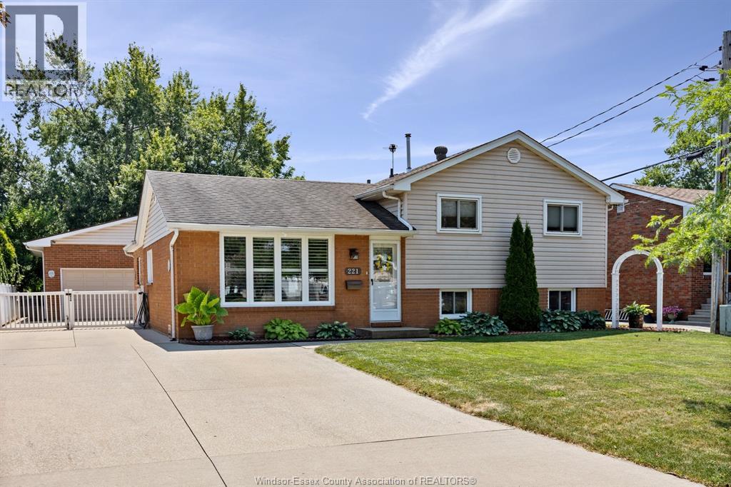 221 Pickering, Amherstburg, ON N9V 3B4