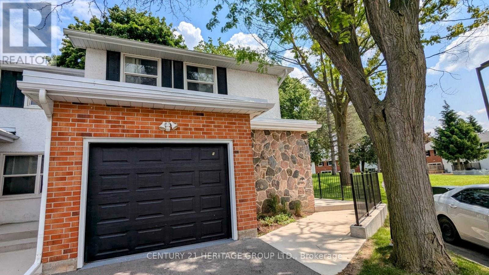 5 431 Keats Way, Waterloo, ON N2L 5S7