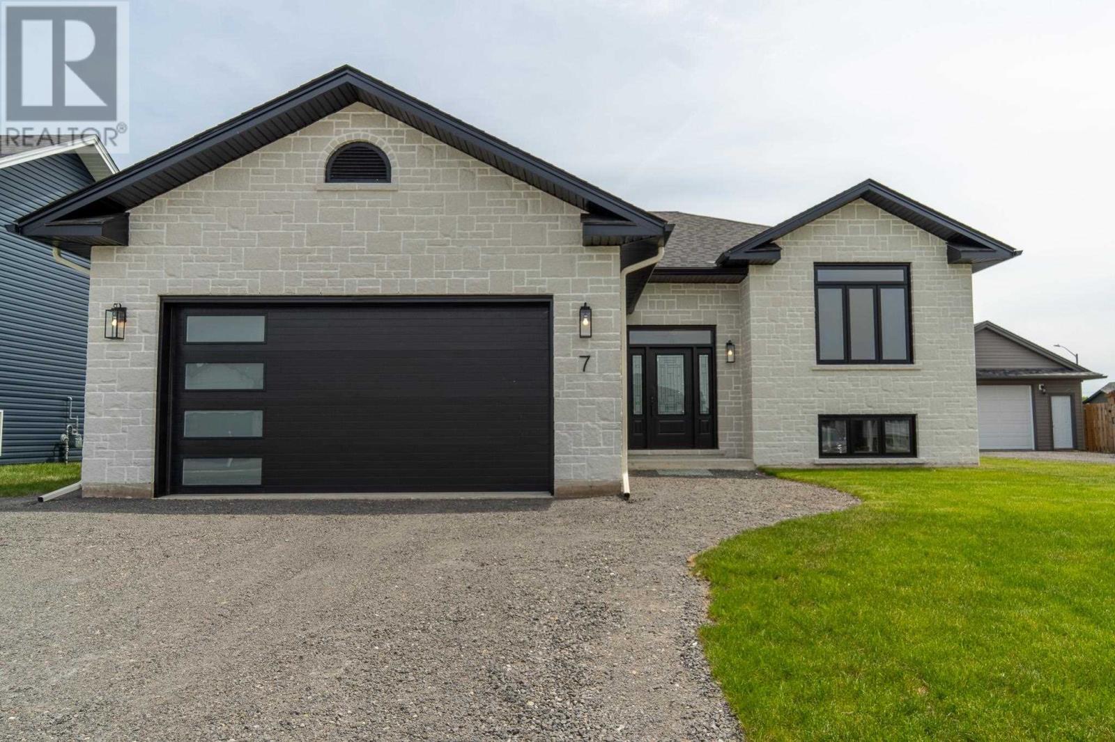 7 Noah Dr, Sault Ste. Marie, ON P6C 6E6