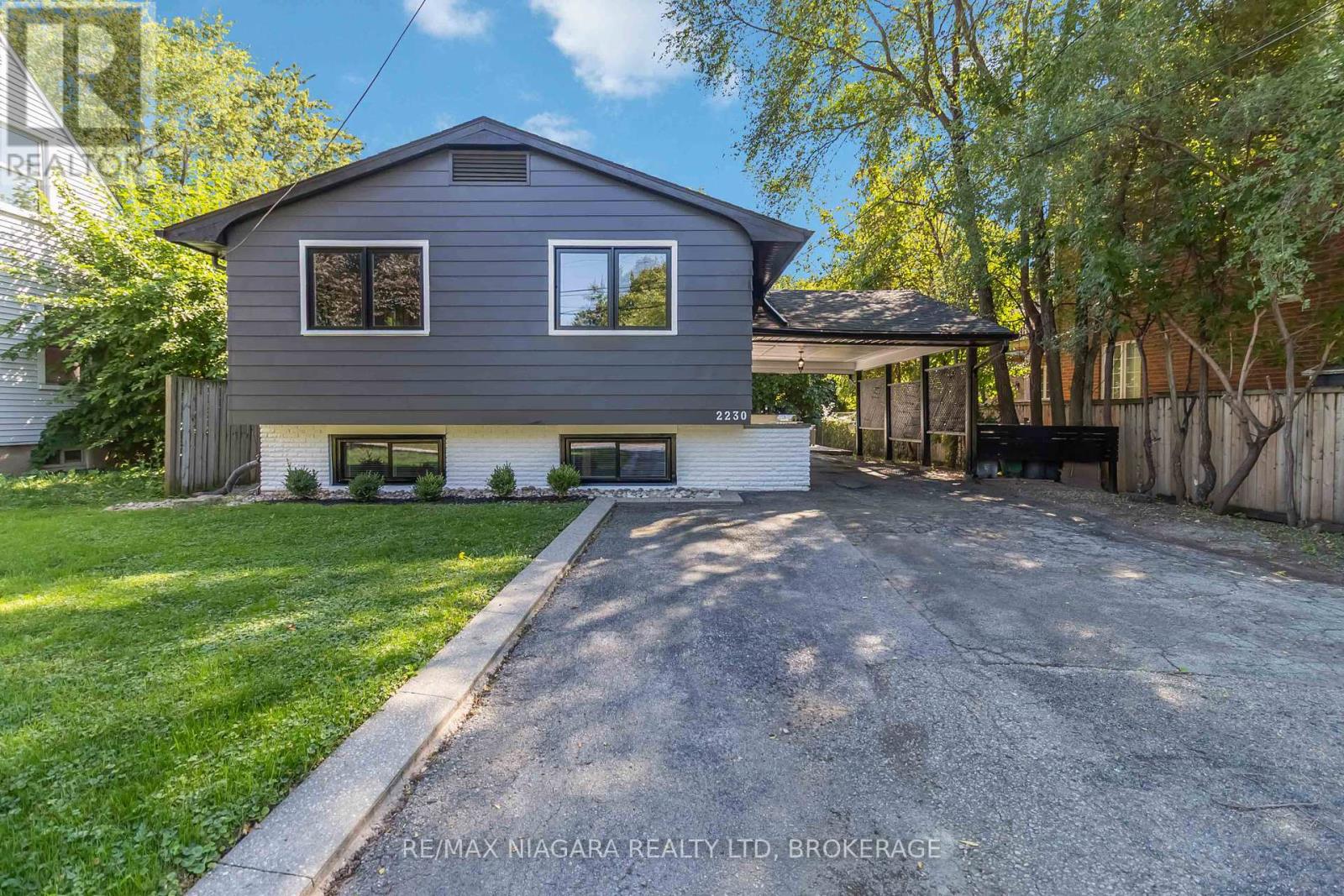 2230 Queensway Dr, Burlington, ON L7R 3T2