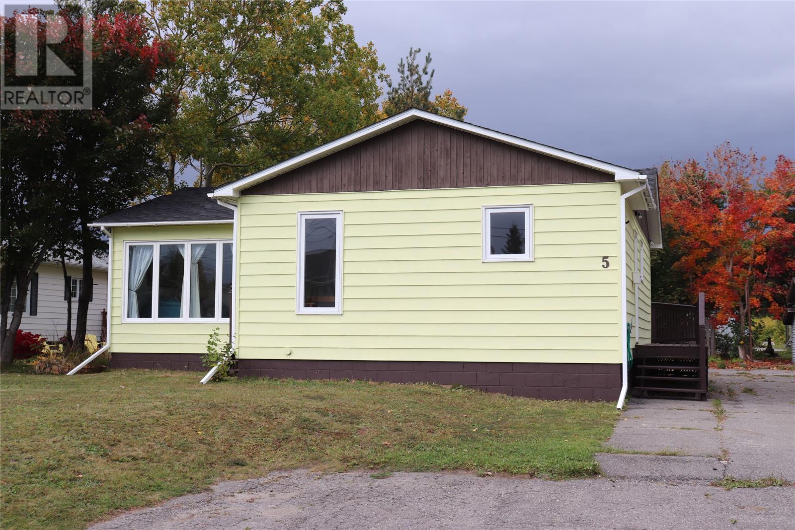 5 St Clare Ave, Stephenville, NL A2N 1N3