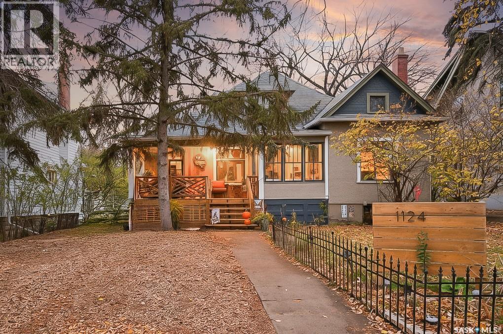 1124 1 Avenue Northwest, Moose Jaw, SK S6H 3N3