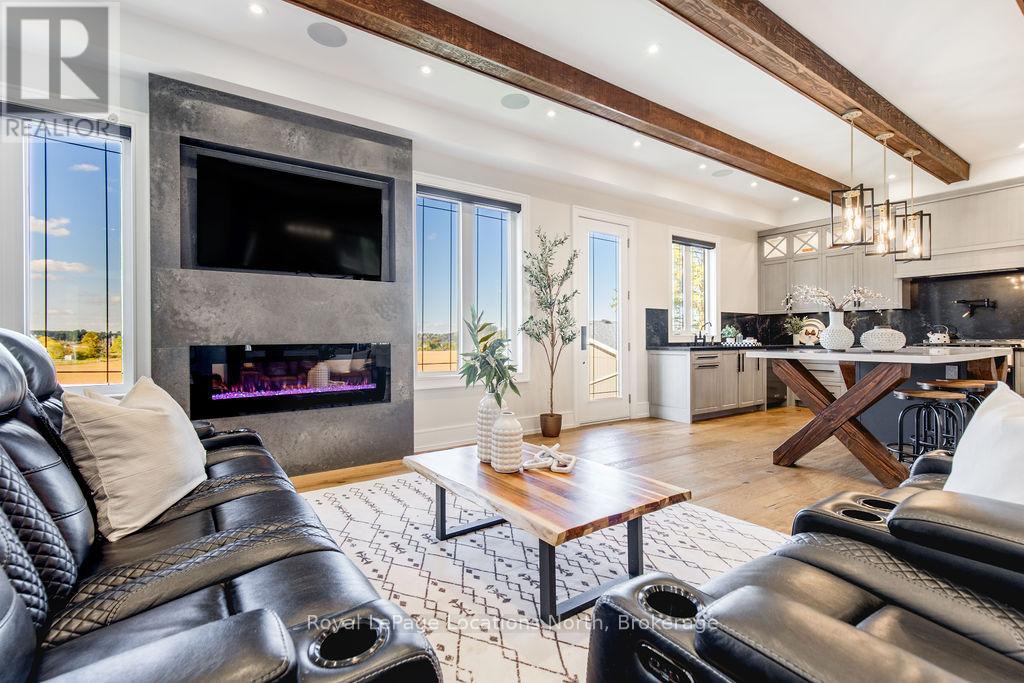 22 E John St, Innisfil, ON L0L 1L0