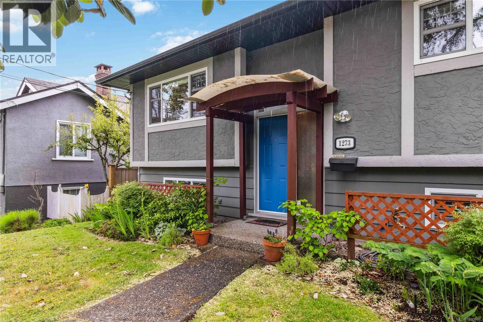 1273 Holloway St, Saanich, BC V8P 1M8
