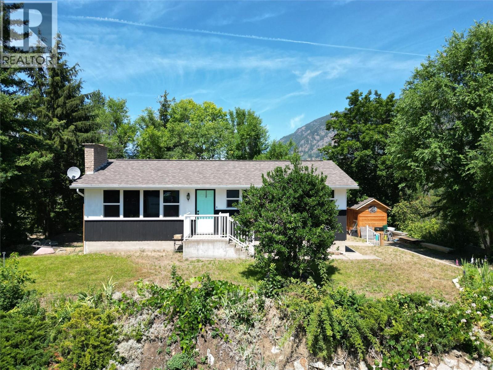 813 Oak St, Castlegar, BC V1N 2H5