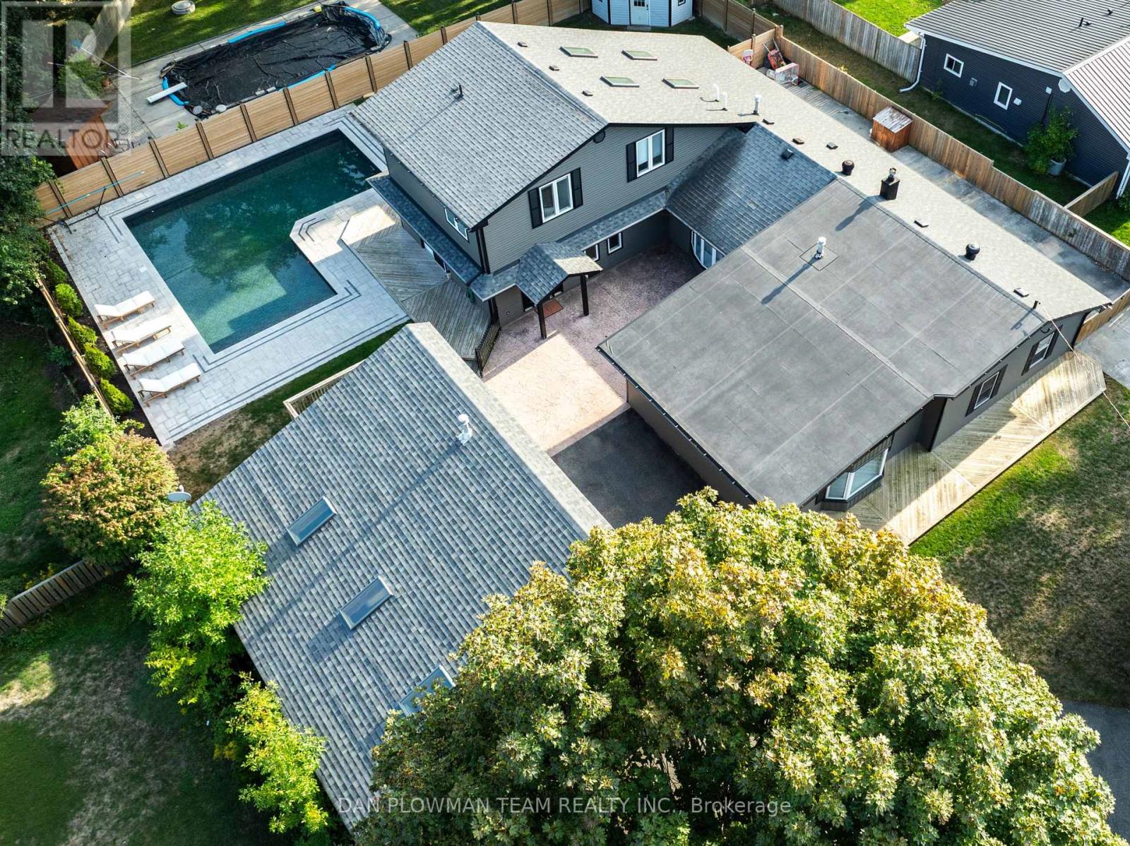 1007 Dunlop St E, Whitby, ON L1N 1T1