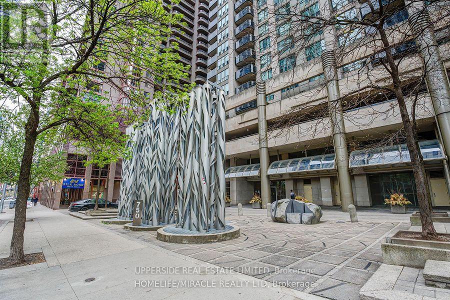 2705 750 Bay St, Toronto, ON M5G 1N6