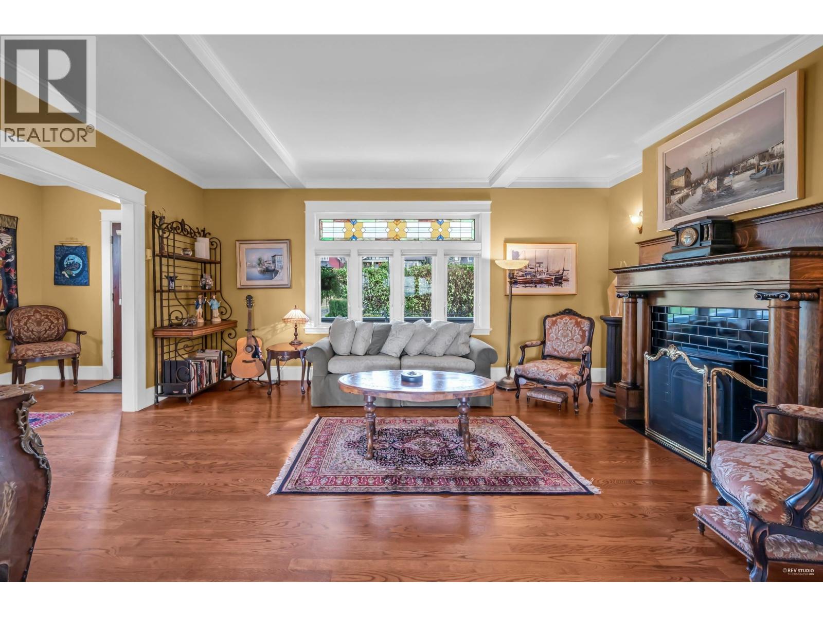 255 W 6th St, North Vancouver, BC V7M 1K7