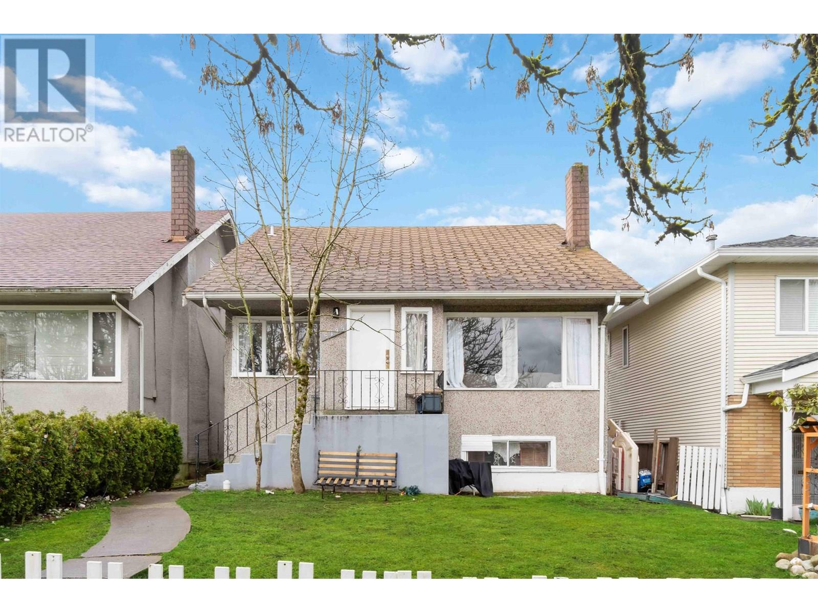 5735 Earles St, Vancouver, BC V5R 3S4