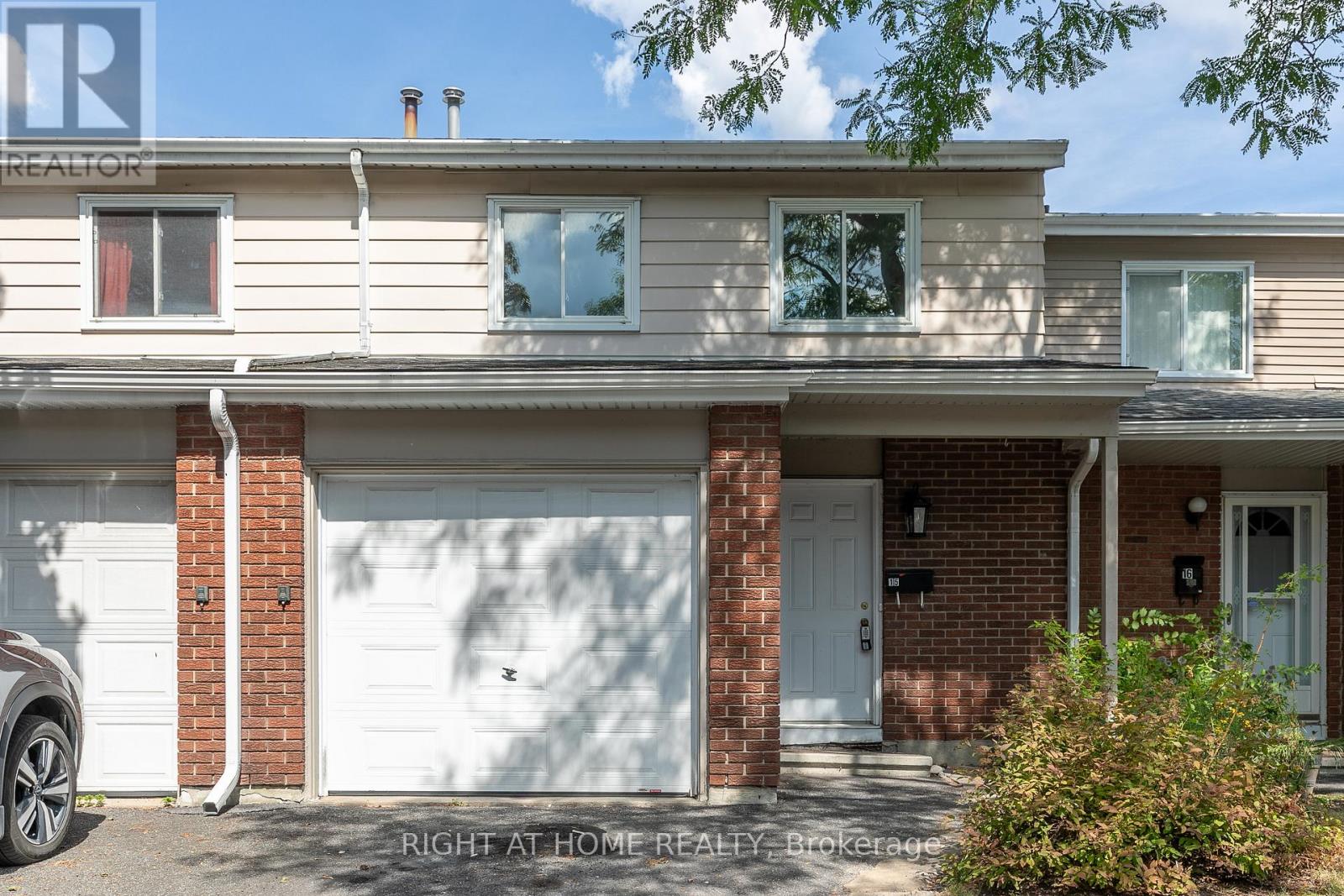 15 2669 Southvale Cres, Ottawa, ON K1B 4V2