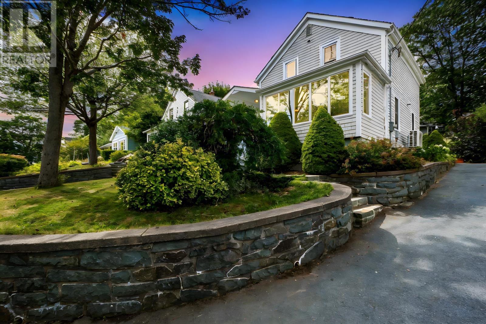 12 Locke St, Bedford, NS B4A 1M9