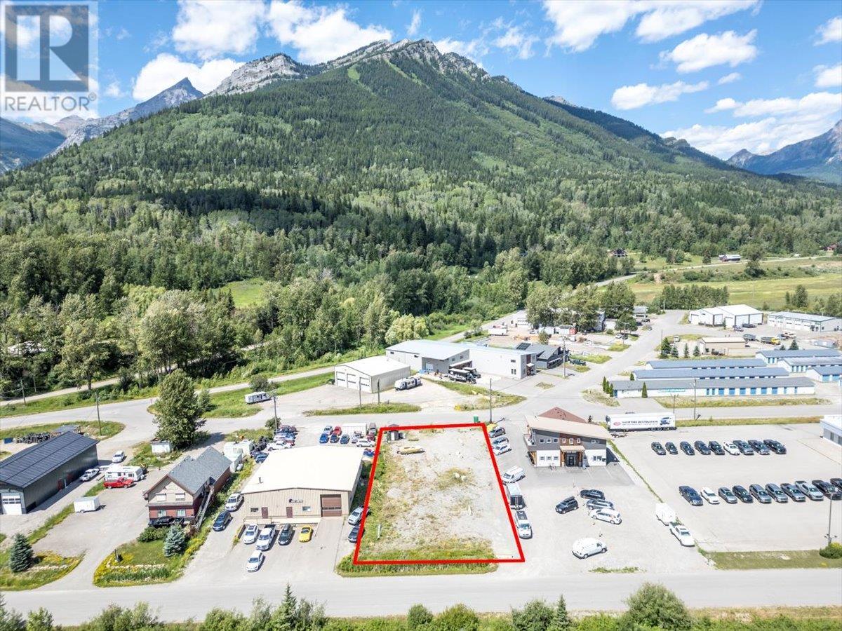 10 Manitou Rd, Fernie, BC V0B 1M0