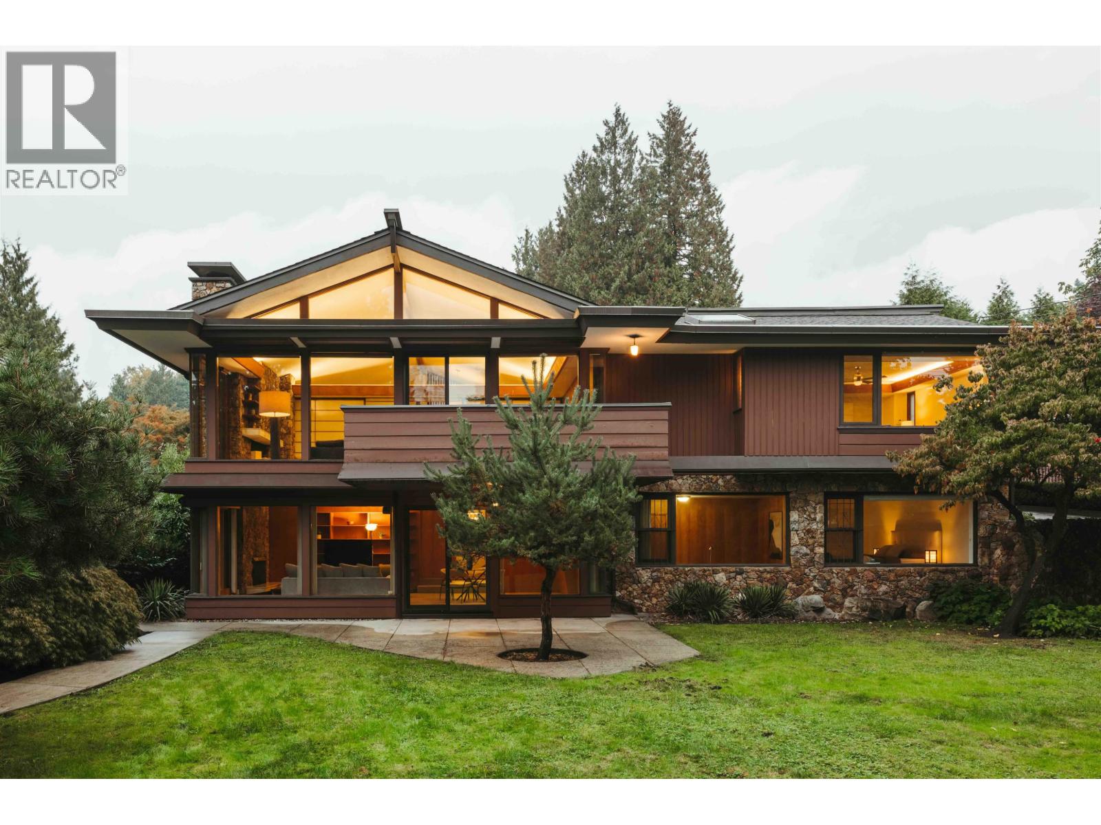 701 Dansey Ave, Coquitlam, BC V3K 3G4