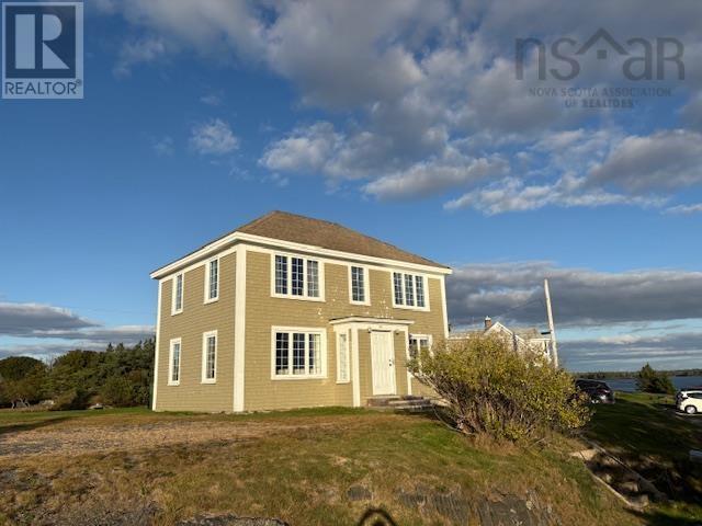 133 The Point Rd, Lunenburg, NS B0J 2C0