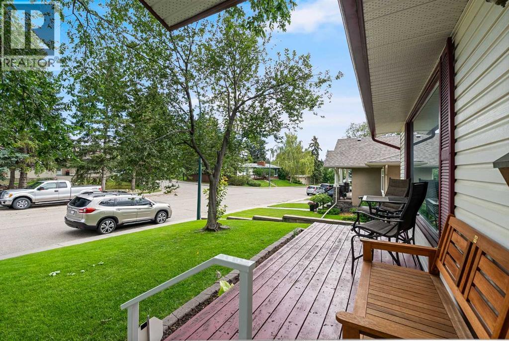 6407 Dalton Dr NW, Calgary, AB T3A 1E1