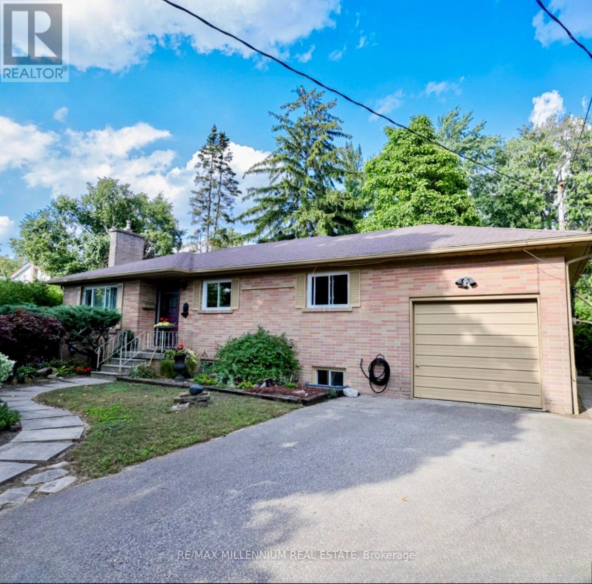 2395 Edenhurst Dr, Mississauga, ON L5A 2L1