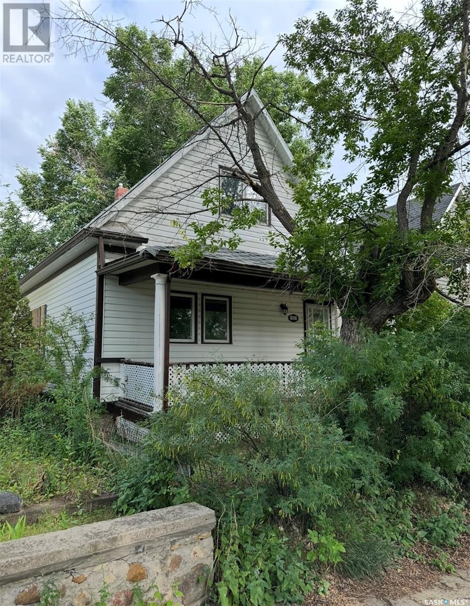 1031 3 Avenue Northeast, Moose Jaw, SK S6H 1E6