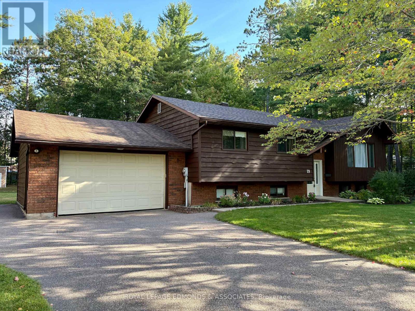19 Selley St, Petawawa, ON K8H 3G9