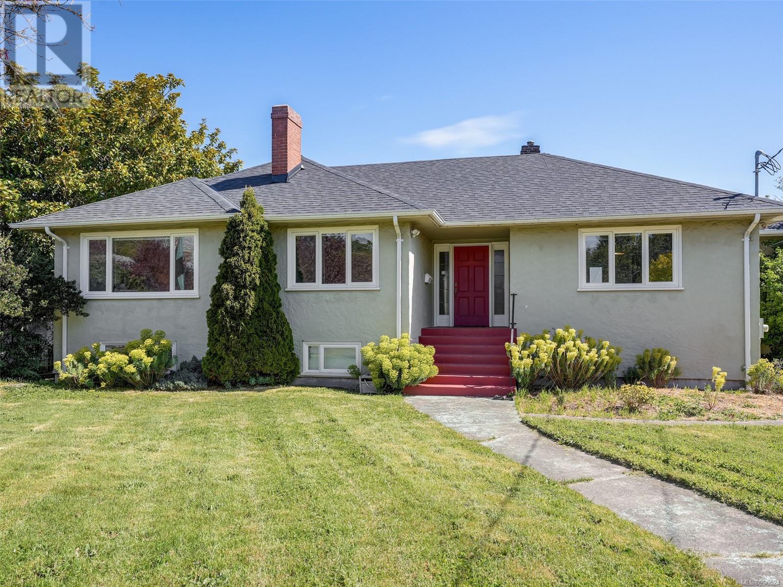 2536 Thompson Ave, Oak Bay, BC V8R 3L3