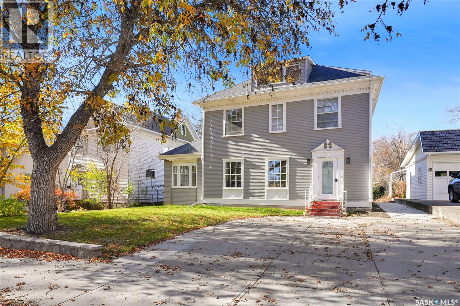 1136 1 Avenue Northwest, Moose Jaw, SK S6H 3N3