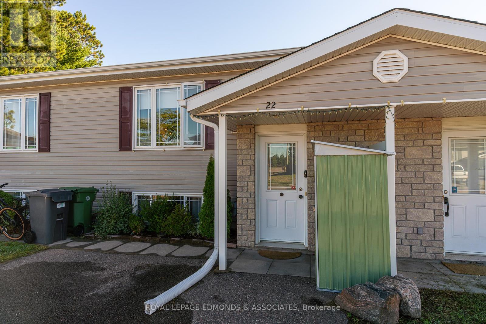 22 Renfrew St, Petawawa, ON K8H 0A5