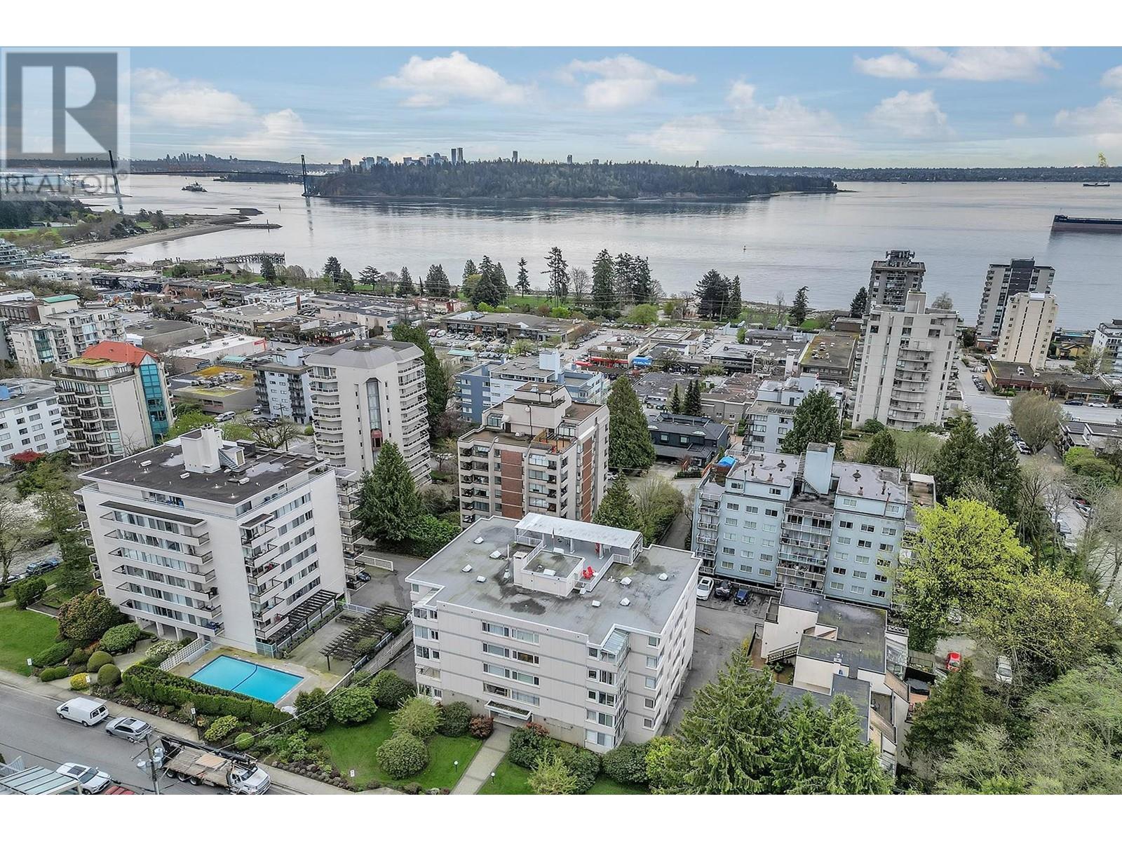 1750 Esquimalt Avenue Unit 101 Ave, West Vancouver, BC V7V 1R8