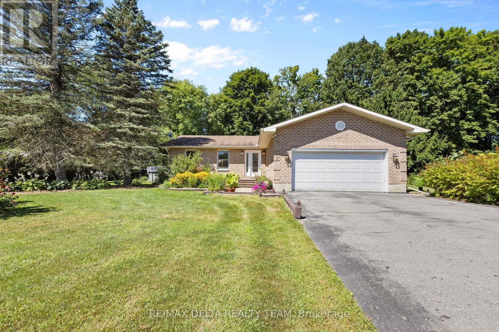 9 Lasalle St, Clarence-Rockland, ON K4K 1K7