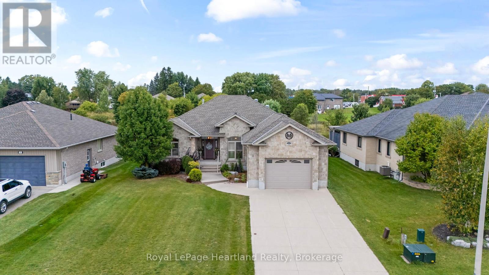 221 John St, Minto, ON N0G 1Z0