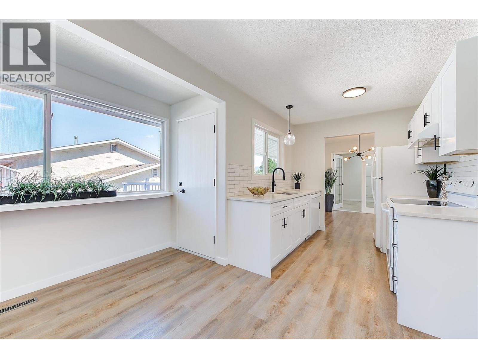 694 Tozer Ave, Kelowna, BC V1W 2A6