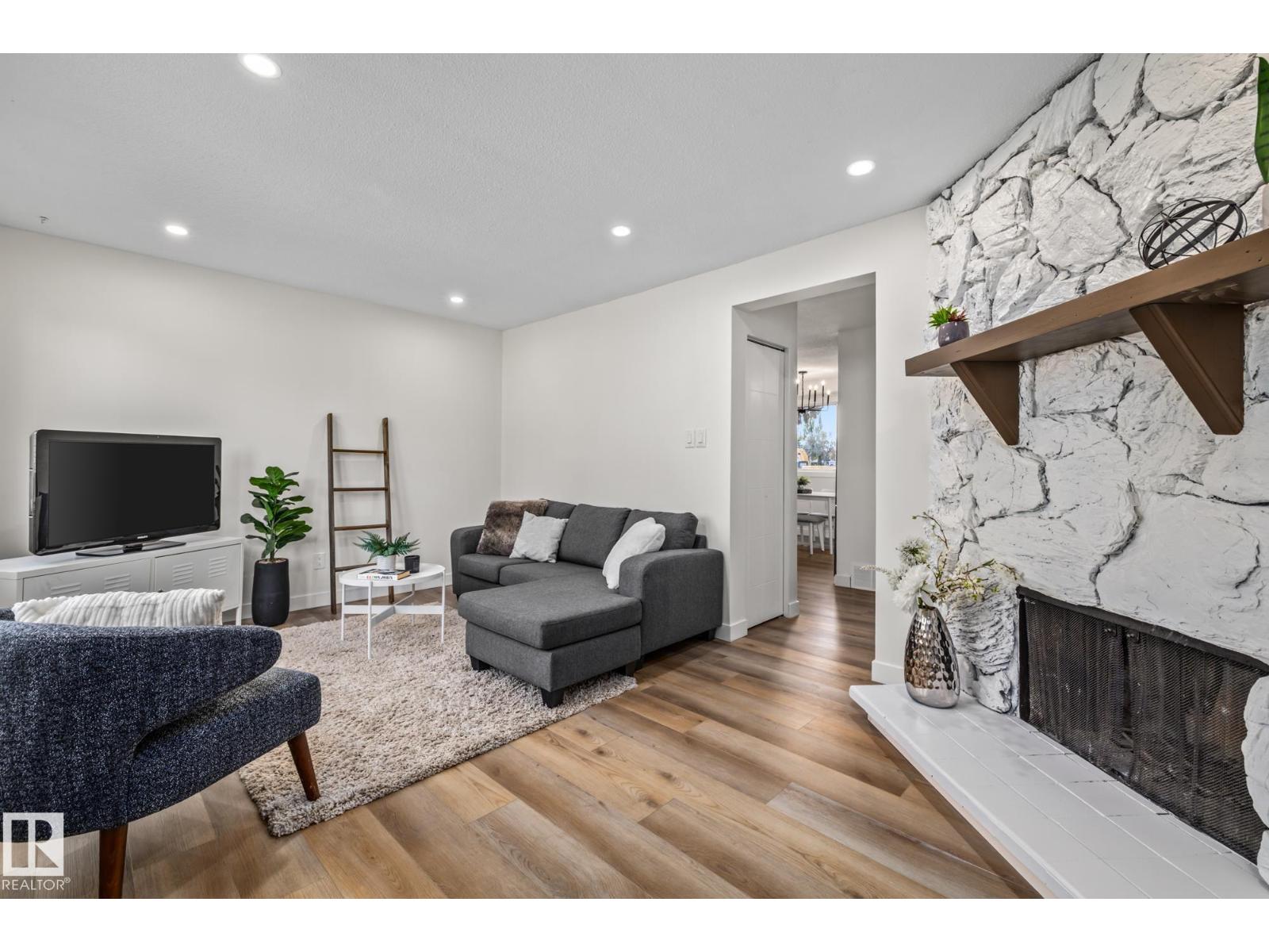 1159 Hooke Rd NW, Edmonton, AB T5A 4A5