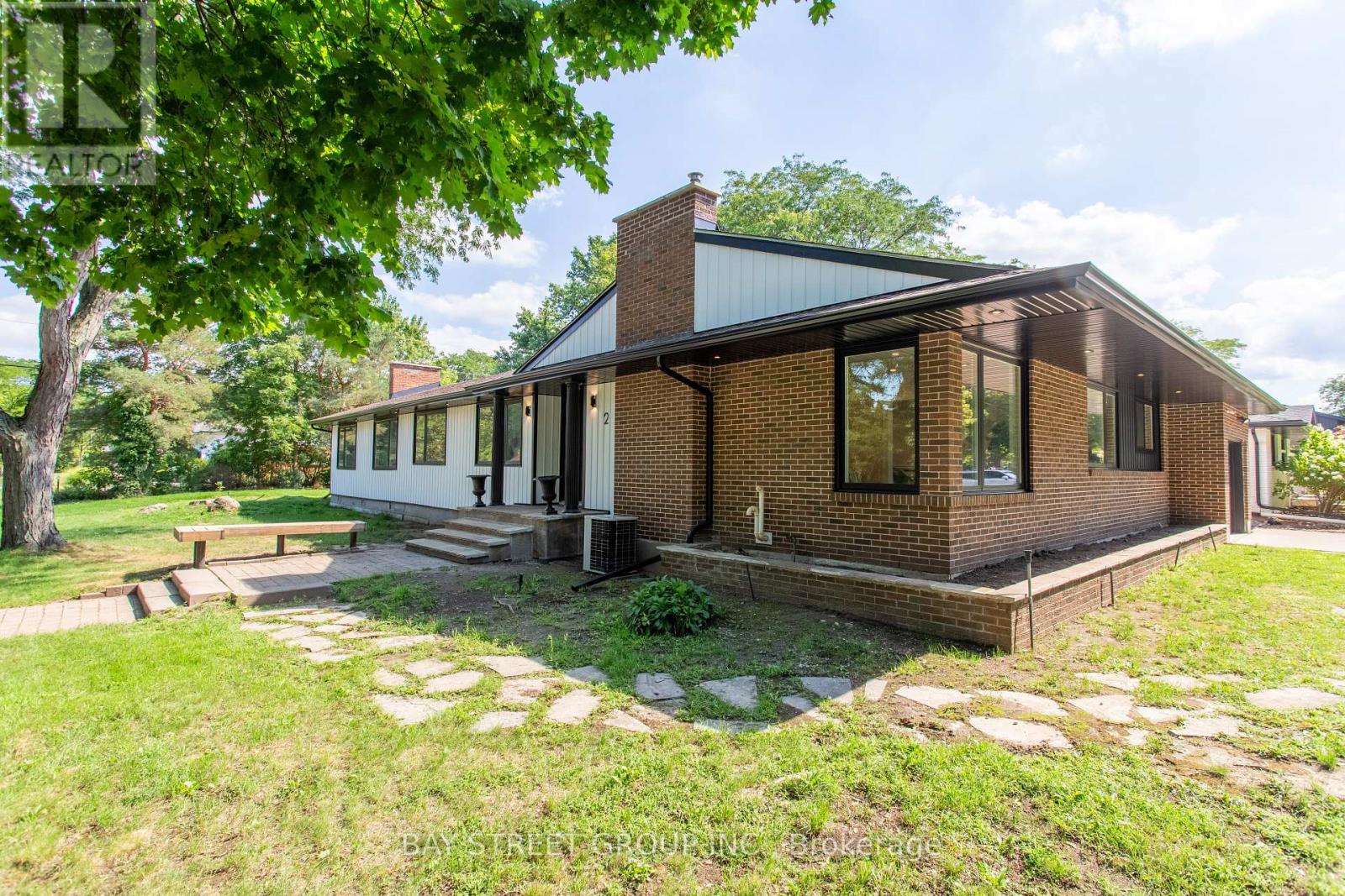 2 Parklane Cres S, St. Catharines, ON L2T 3V1