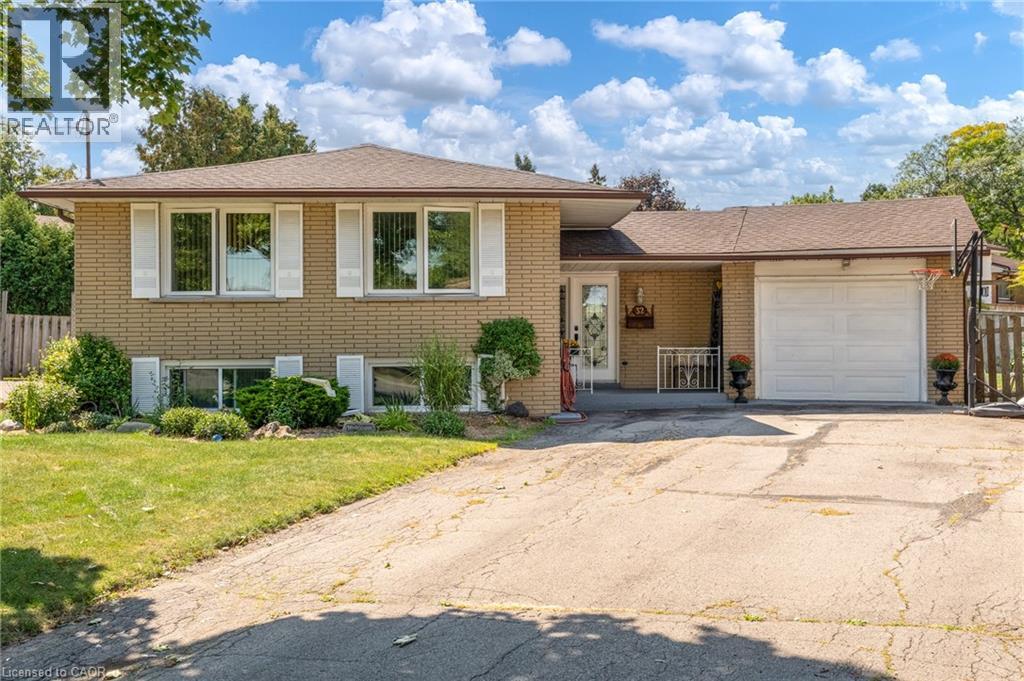 32 Rialto Ct, Hamilton, ON L9C 5T6