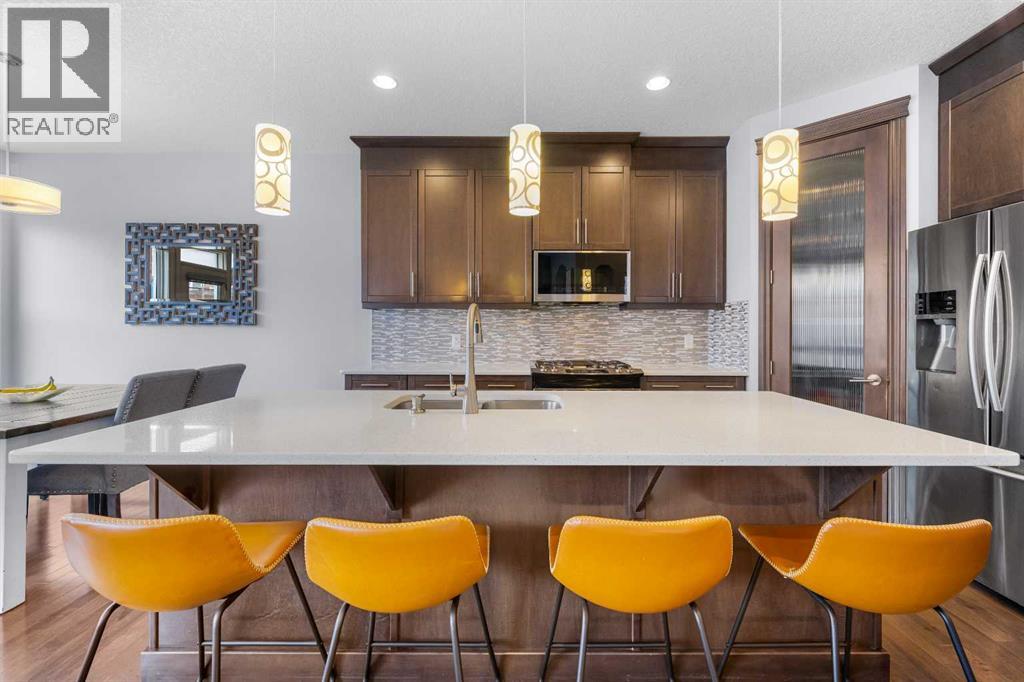 15 Sherwood Sq NW, Calgary, AB T3R 0N7