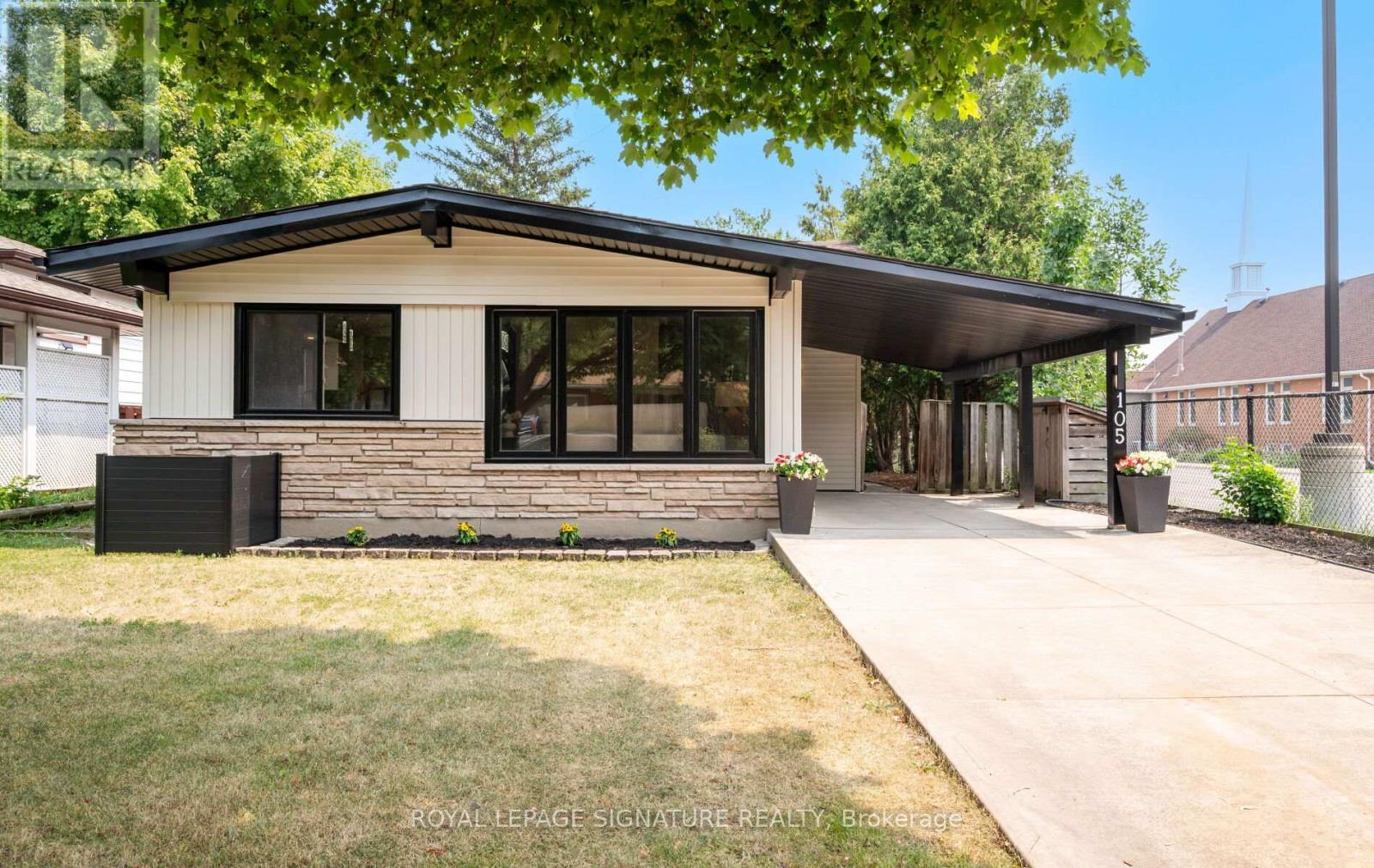 105 Lilacside Dr, Hamilton, ON L8V 2L8