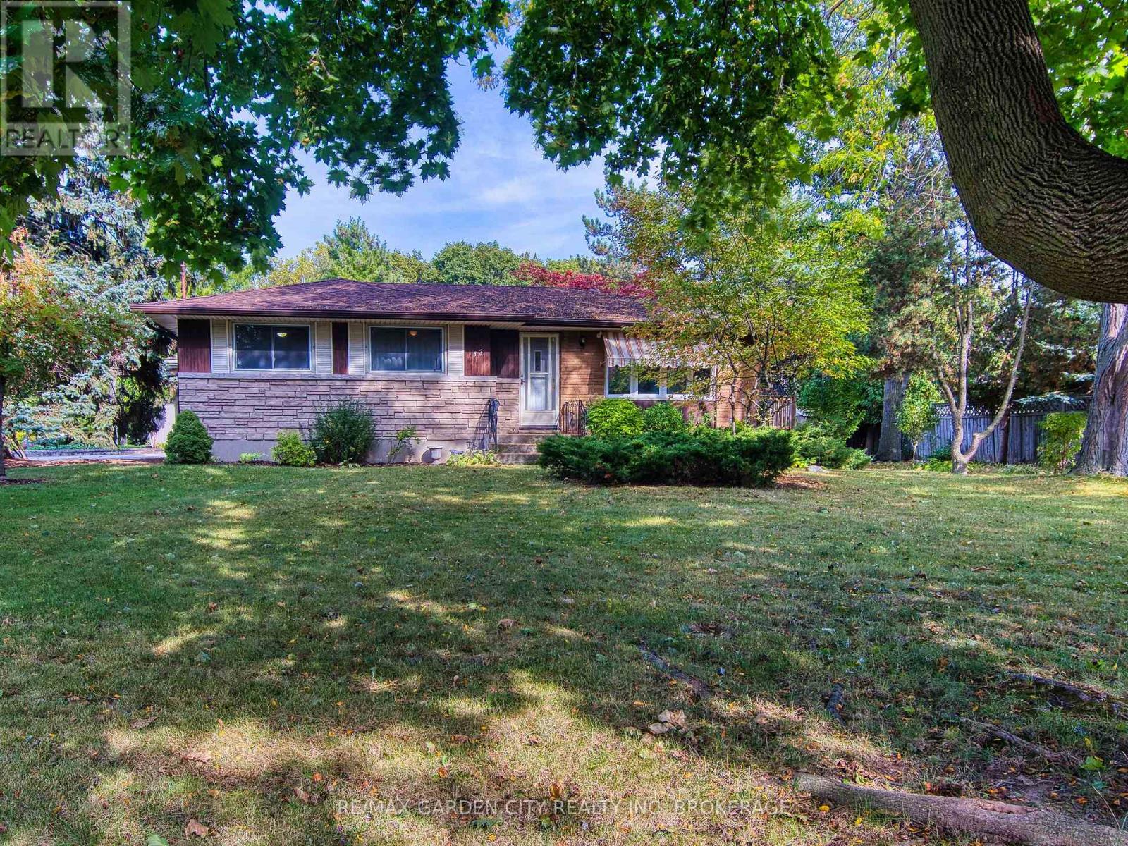 32 Viking Dr, St. Catharines, ON L2M 2V4