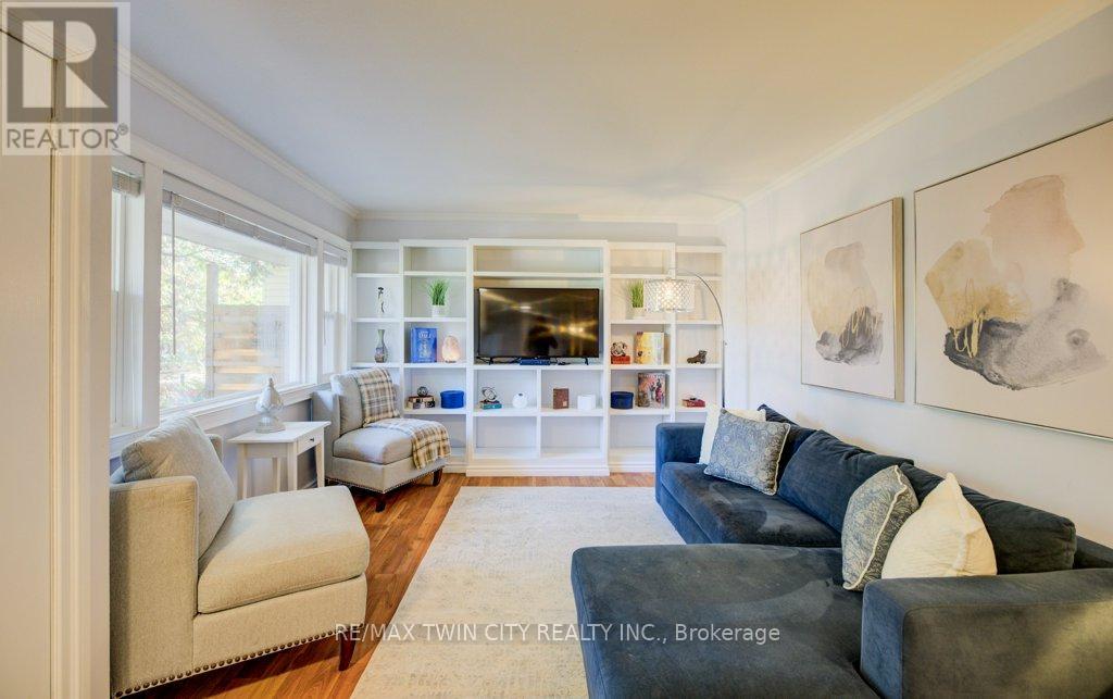 18 Hilltop Dr, Cambridge, ON N1R 1S9