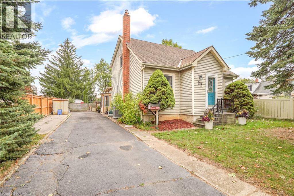 22 Wayne Dr, Brantford, ON N3R 2Y7