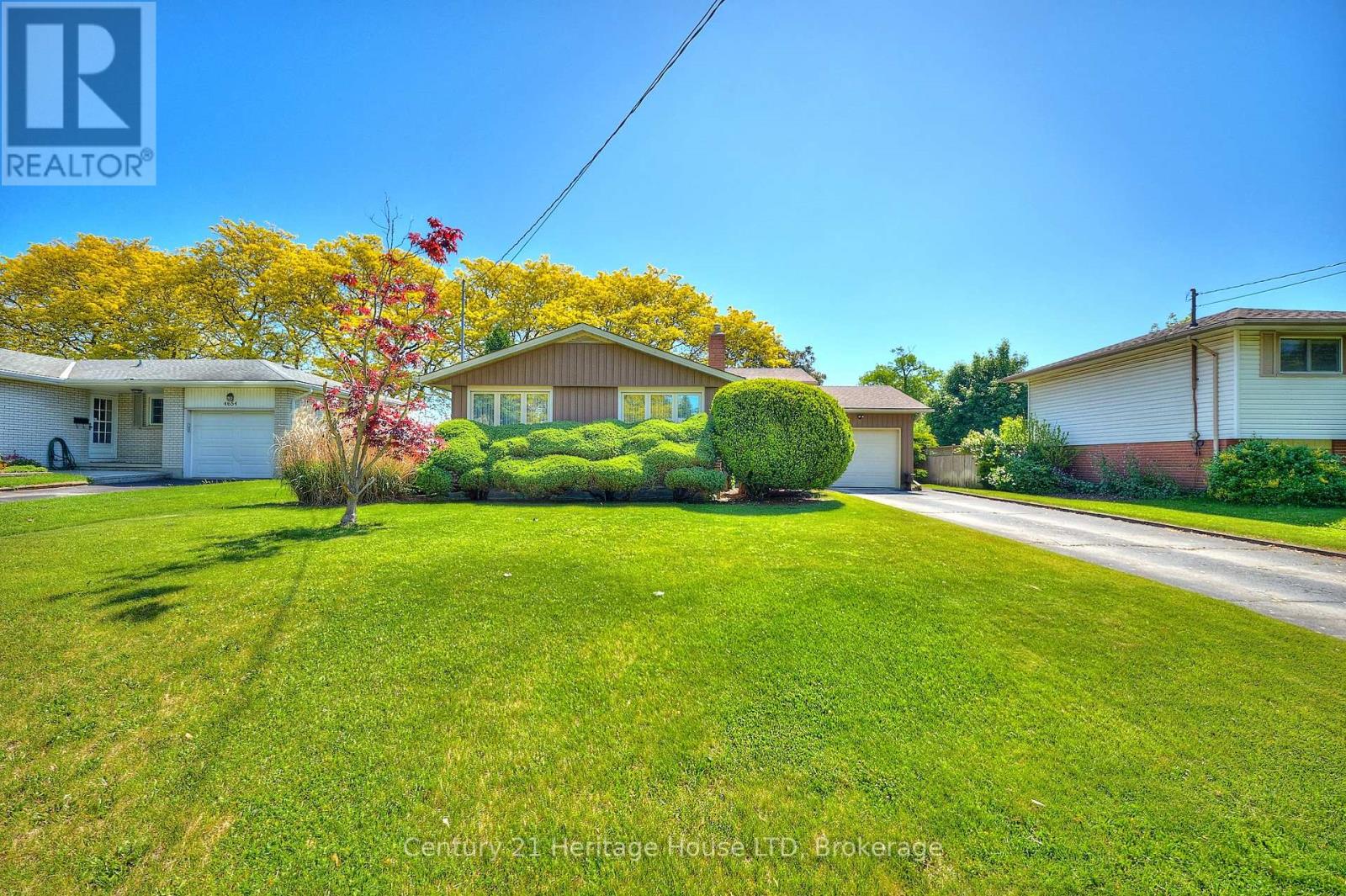 4668 Pinedale Dr, Niagara Falls, ON L2E 6M8