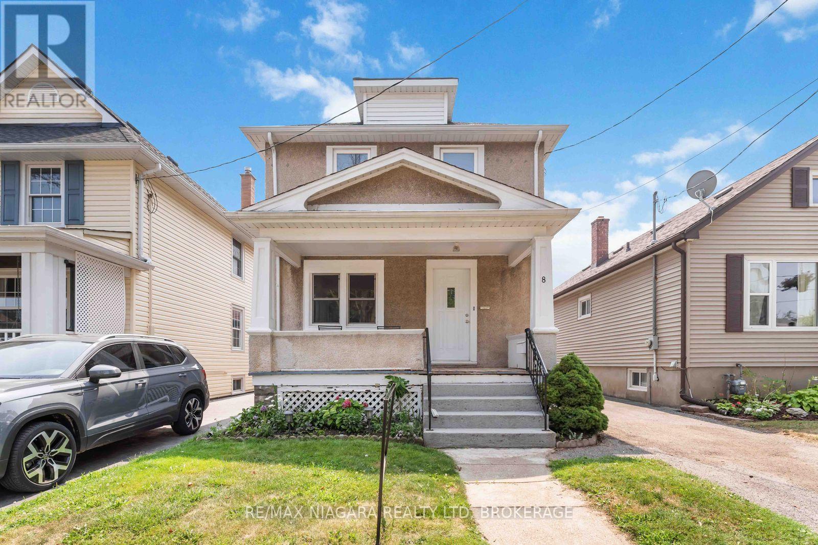 8 Russell Ave, St. Catharines, ON L2R 1T9