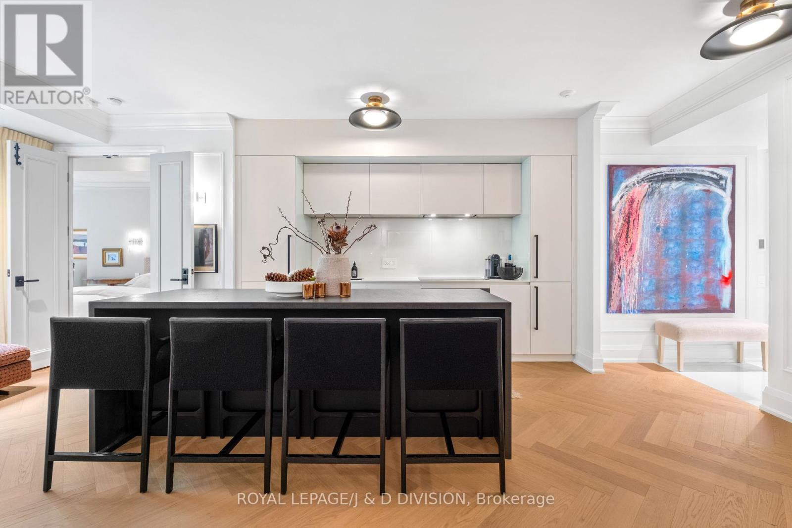 301 20 Scrivener Sq, Toronto, ON M4W 3X9