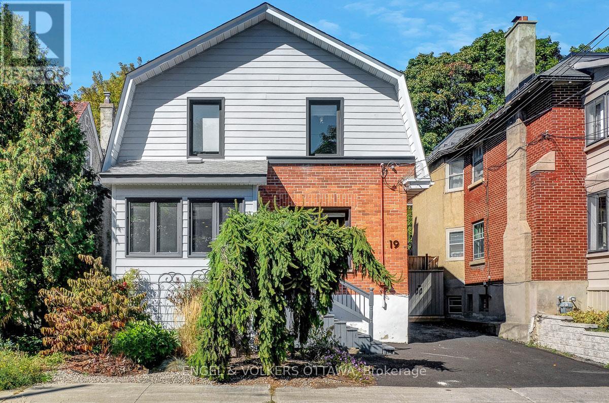 19 Foster St, Ottawa, ON K1Y 3J3