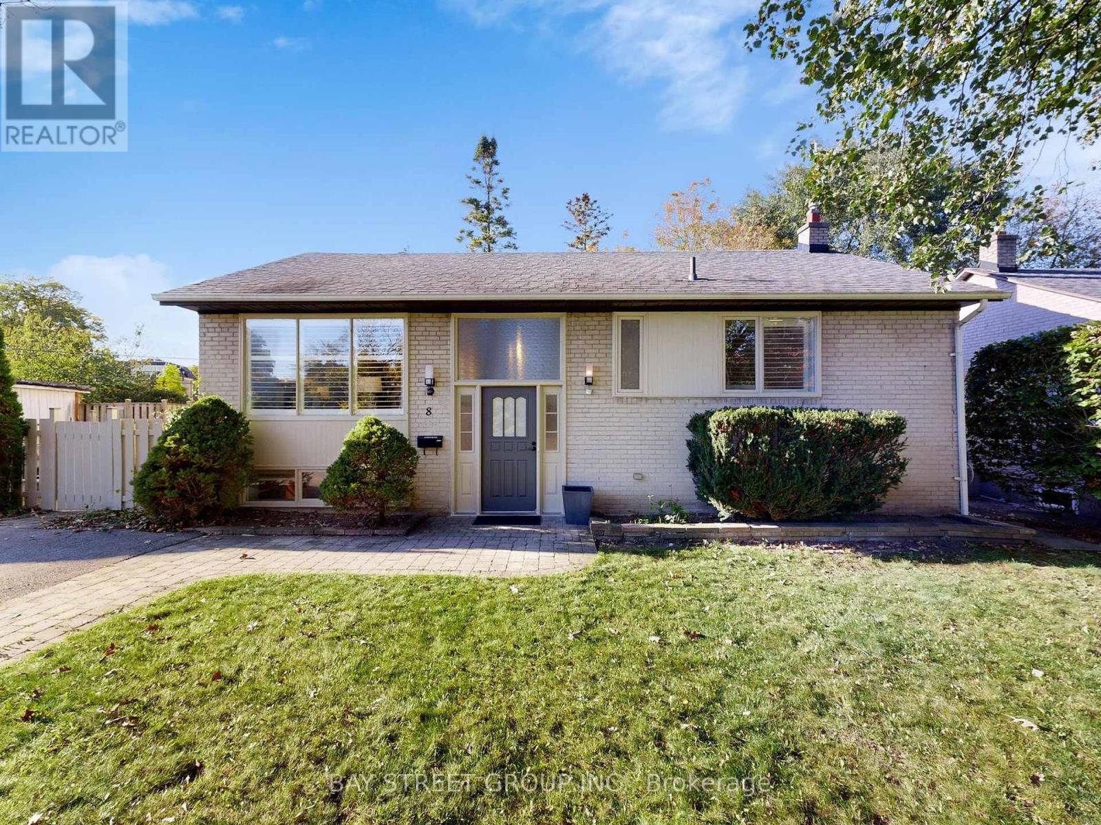 8 Overton Cres, Toronto, ON M3B 2V2