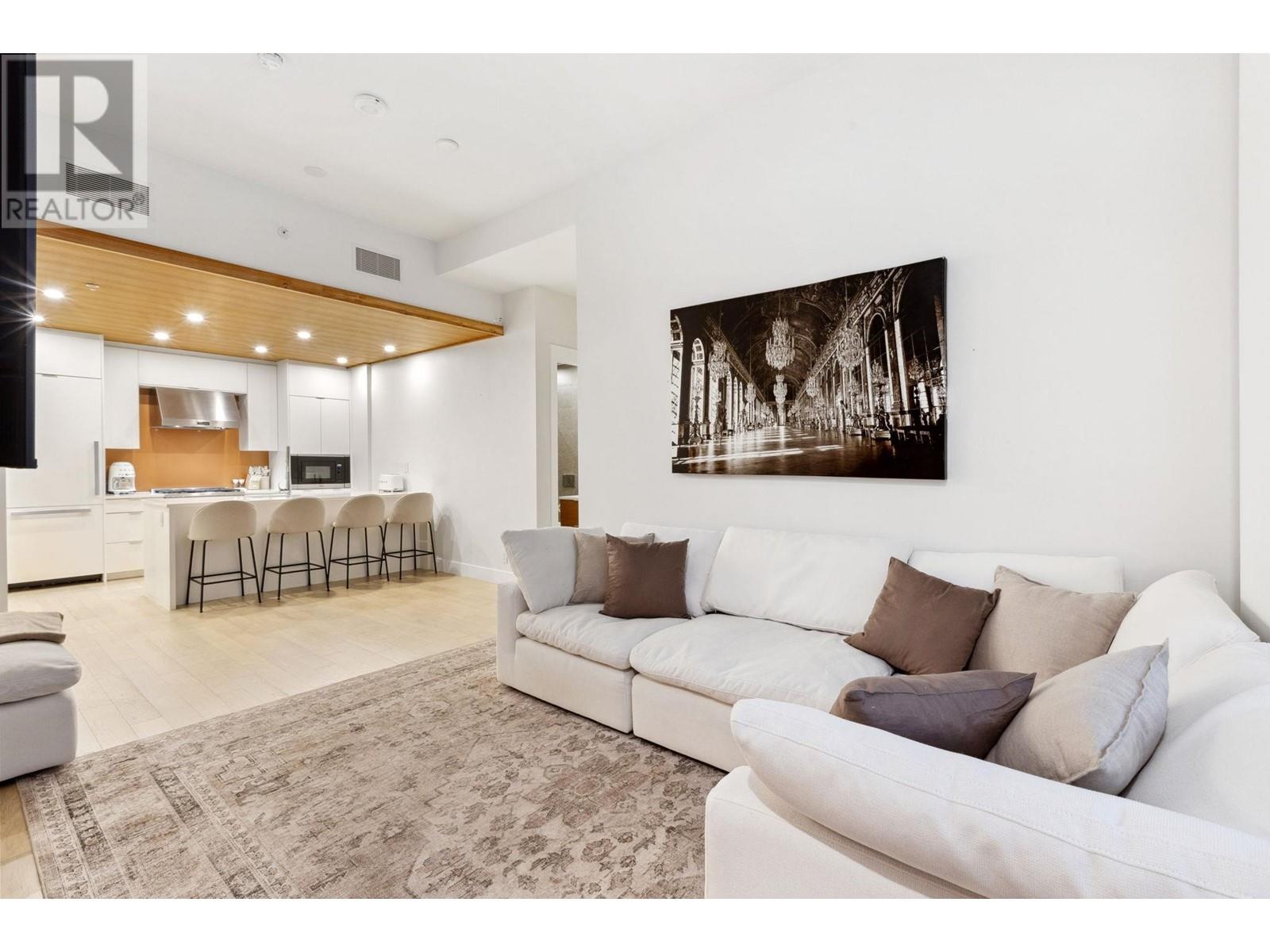 6693 Nelson Avenue Unit 203, West Vancouver, BC V7X 2B2