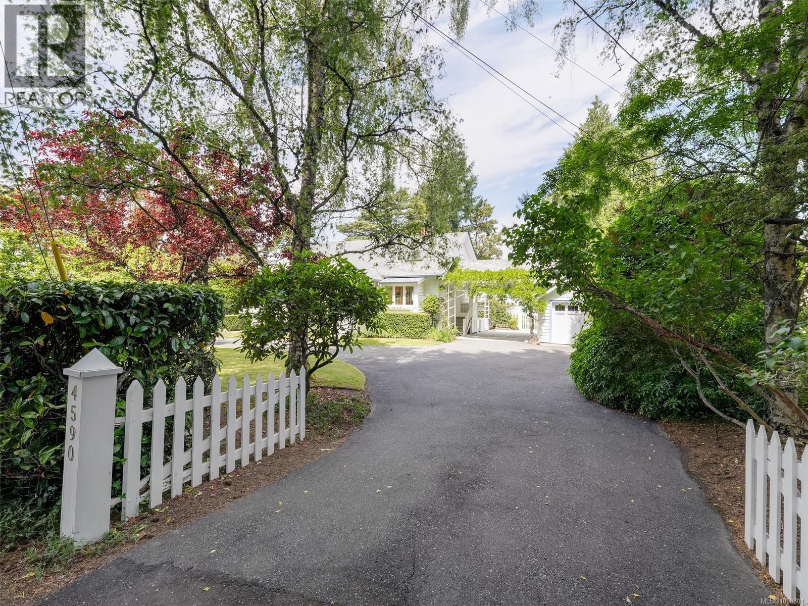 4590 Torquay Dr, Saanich, BC V8N 3L7