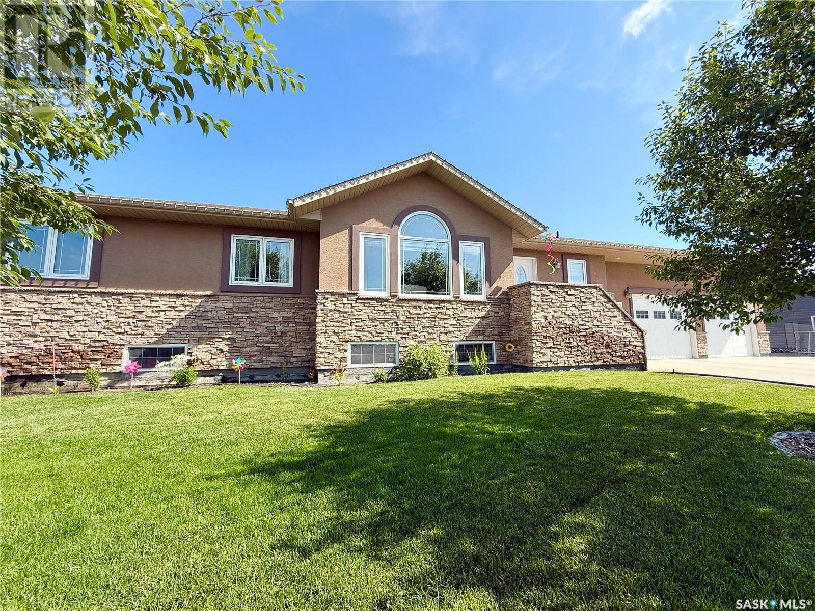 523 Brown Cres, Weyburn, SK S4H 0M9