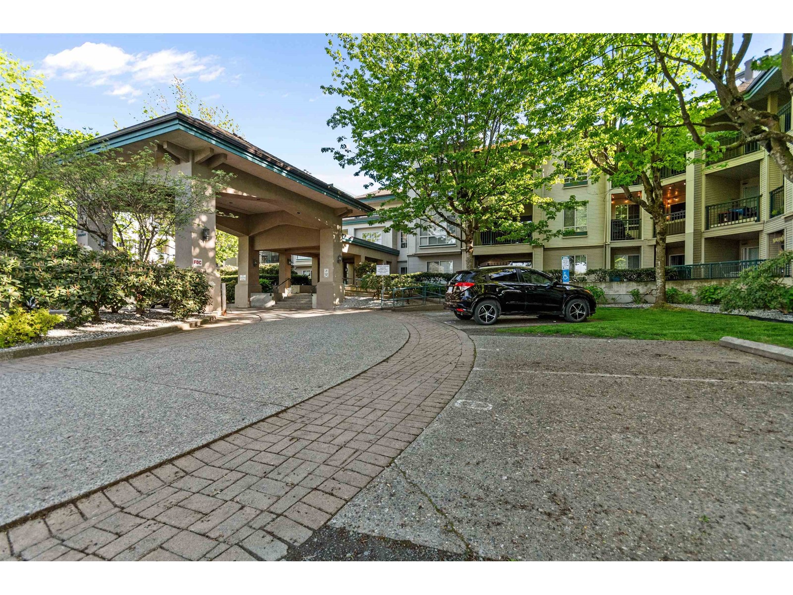 19528 Fraser Highway Unit 202, Surrey, BC V3S 8P4