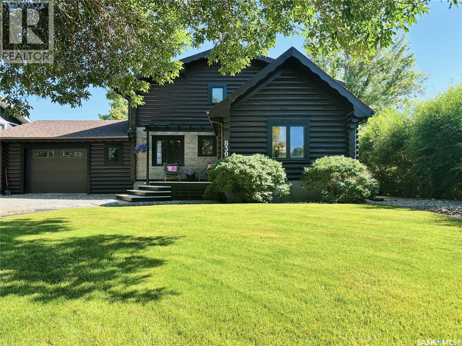 830 Valley St, Estevan, SK S4A 2P8