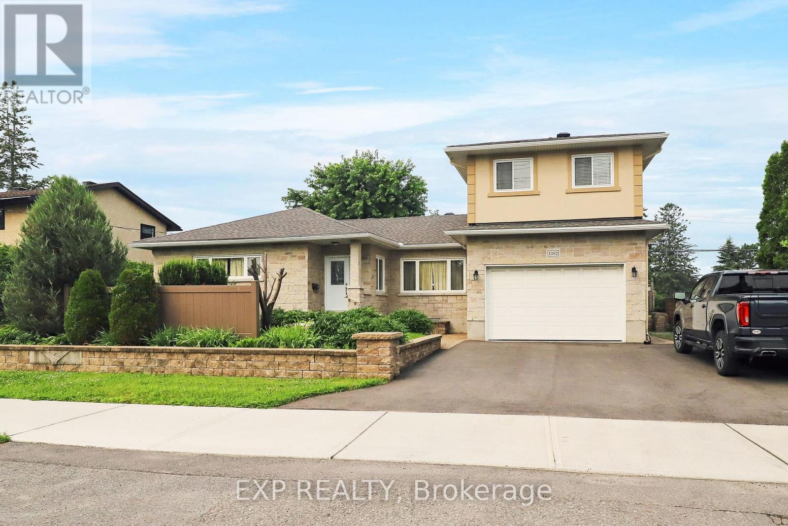1382 Fisher Ave, Ottawa, ON K2C 1X1