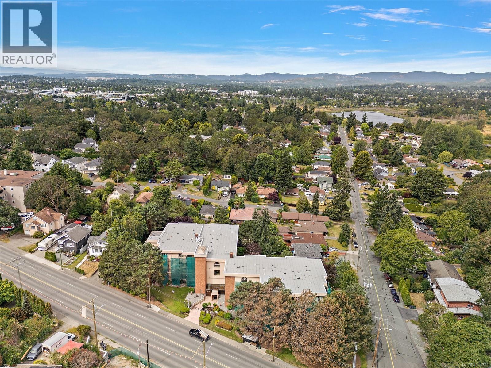 3880 Quadra St Unit 306 St, Saanich, BC V8X 1H8