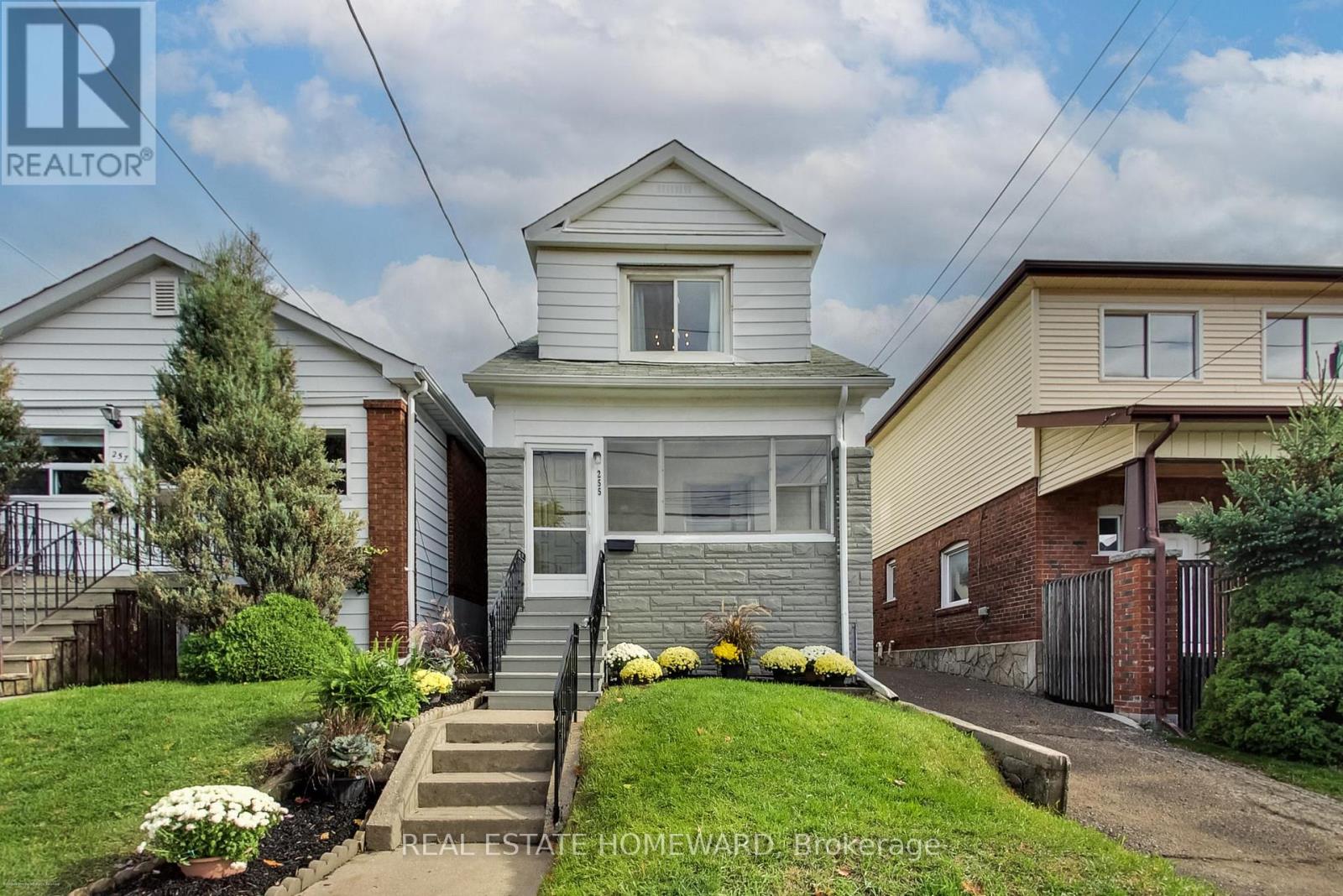 255 Westlake Ave, Toronto, ON M4C 4T4